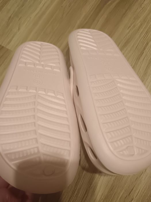 Niedrogie klapki 40