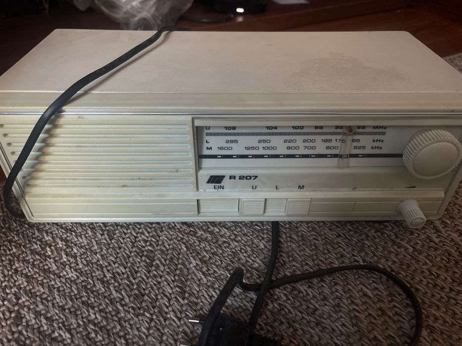 Rádio antigo R207