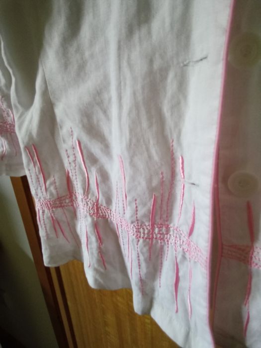 Fato de linho bordado em rosa