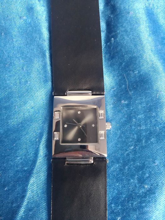 Zegarek Avon czarny