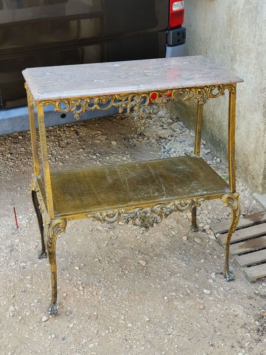 Credencia com Pés e Trabalhados em Bronze