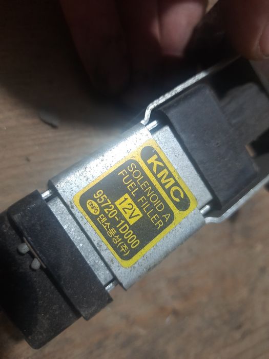 Штовхач толкатель відкривання лючка бензобака Кіа Каренс 95720-1000