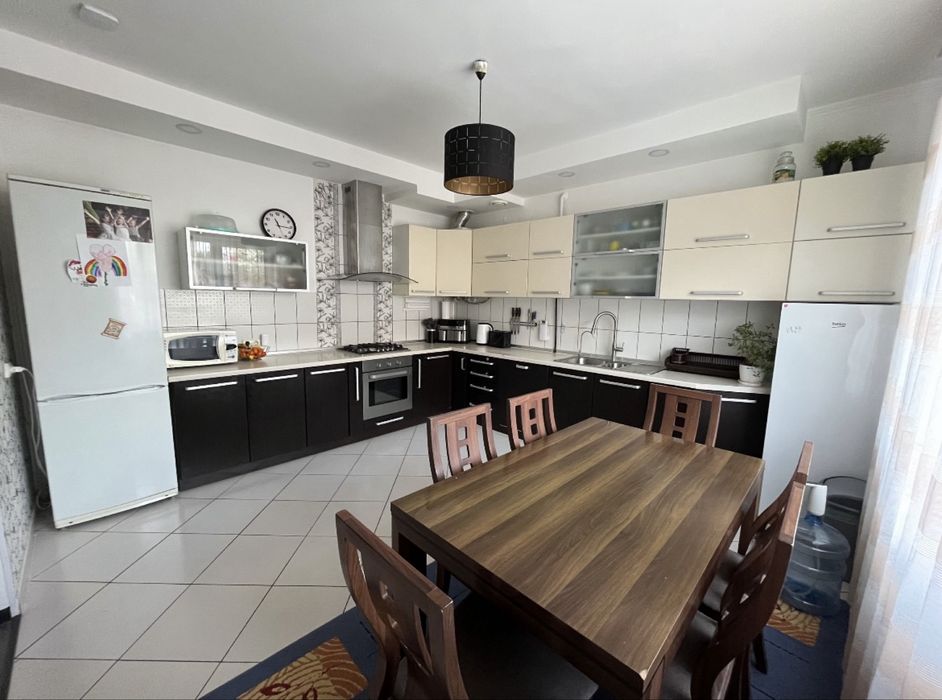 Продається двохповерховий котедж