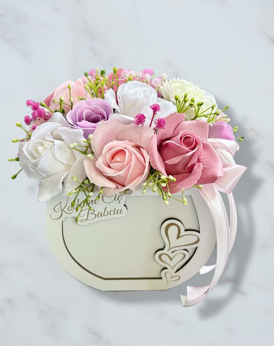 Box z kwiatami mydlanymi na Dzień Babci