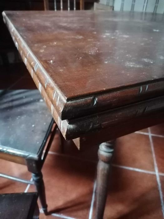 Mesa extensível e cadeiras