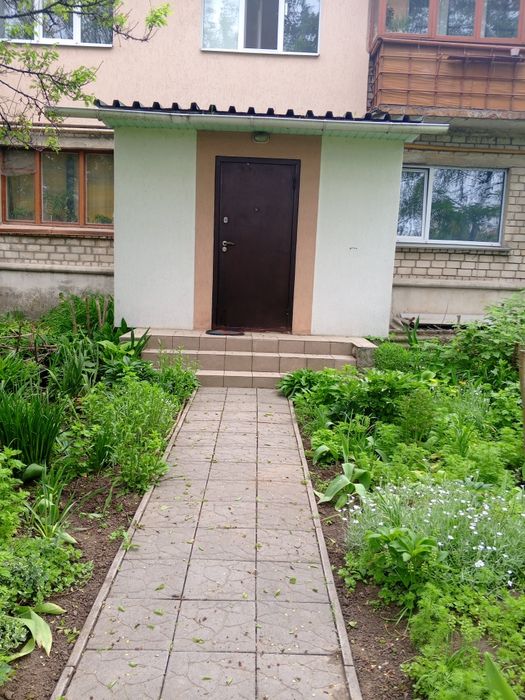 Продам квартиру в районі управління.З окремим входом,та меблями