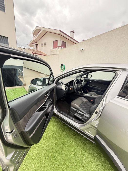 Toyota C-HR 1.8 Hybrid e a gasolina