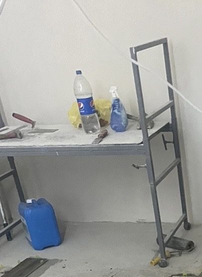 Риштуваня розкладне мобільне з однієї сторони має колеса