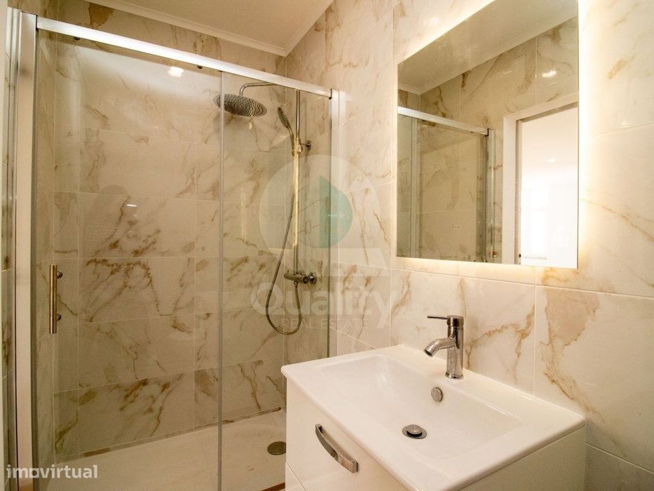 Apartamento T3 Totalmente Renovado - Rua principal da Avenida do Bo...