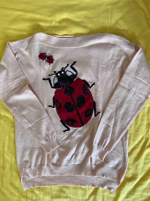 Różowy sweter z biedronkami i kamyczkami