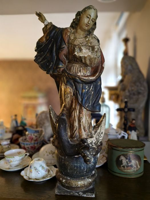 Stara gipsowa rzeźba Madonna na smoku