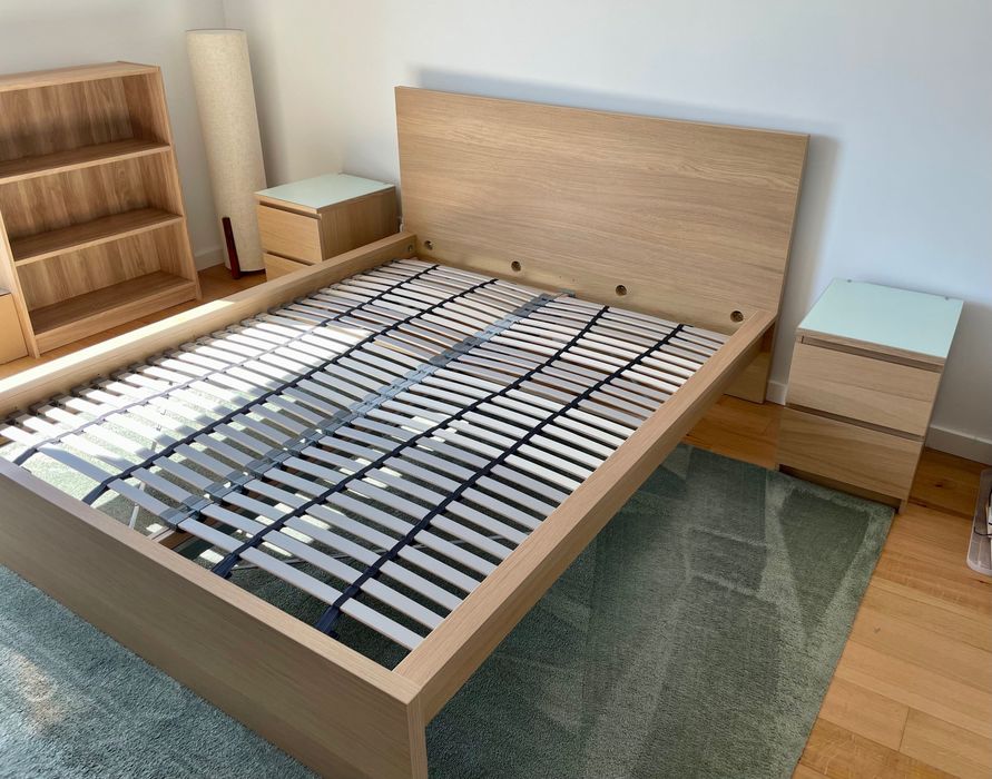 Cama e Duas Mesas de Cabeceira / Bed & Two Bedside Tables