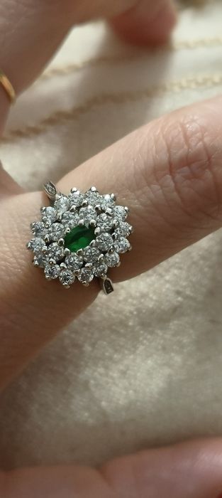 Anel em prata com pedra verde