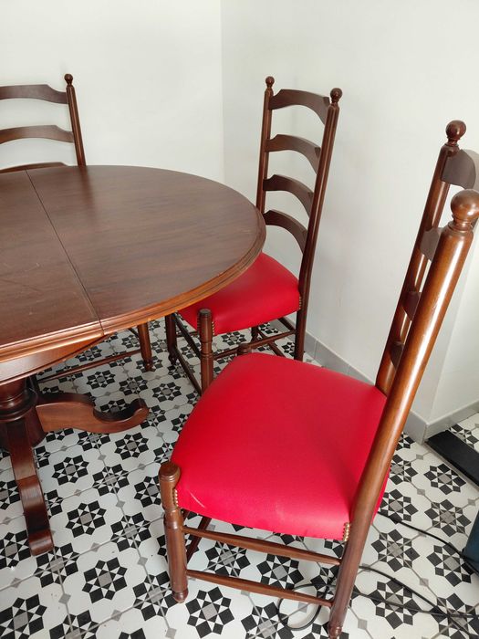 Mesa em madeira com 6 cadeiras em pele