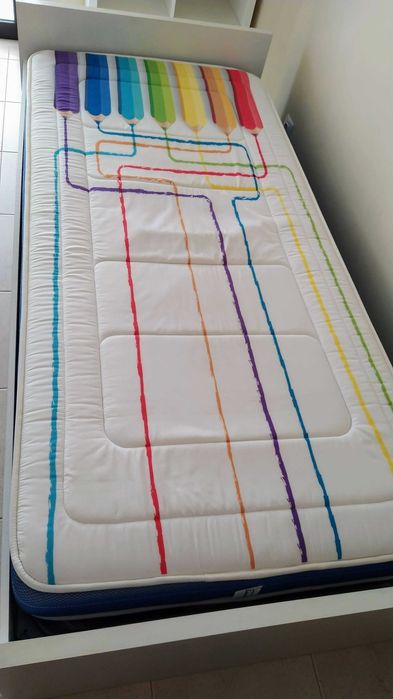Cama de criança com colchão