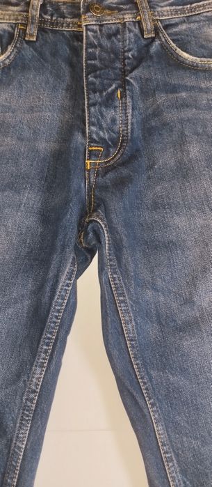 Джинси з потертостями