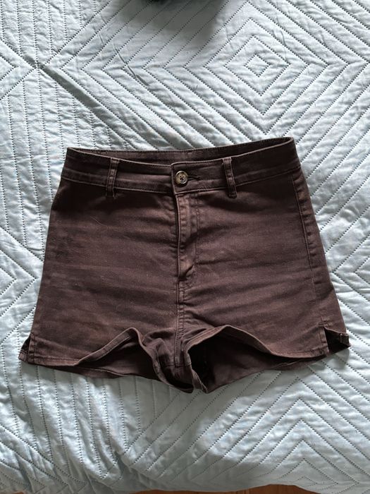 czarne krótkie spodenki, jeansowe szorty letnie