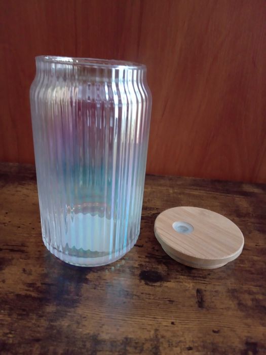 szklany kubek z wieczkiem