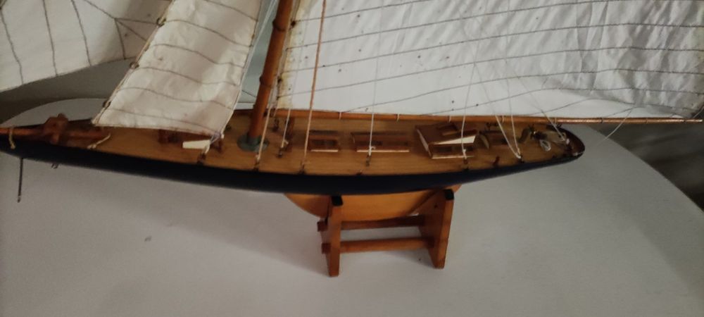 Veleiro decorativo em madeira