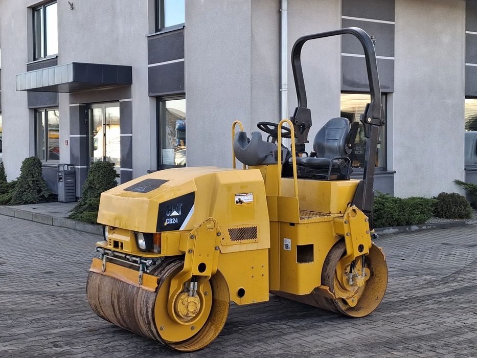 Caterpillar CB 24  walec drogowy, zagęszczarka