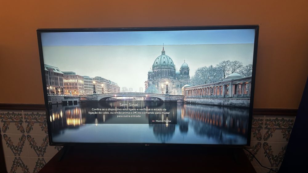 Tv lg 4k com linha no ecrã