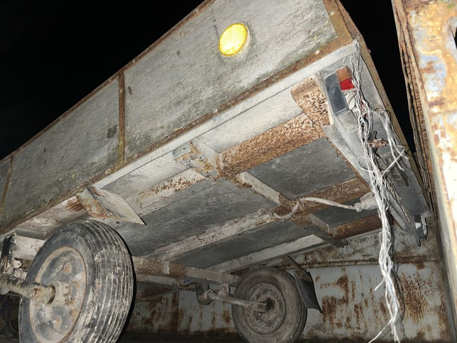 Przyczepka samochodowa z dokumentami