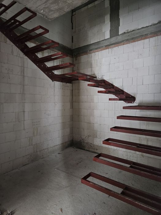 Schody półkowe wspornikowe wiszące - konstrukcja stalowa