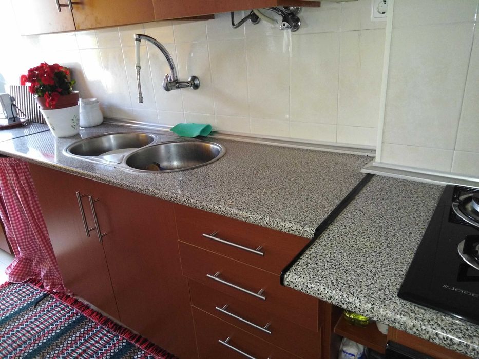 Vende-se T2,Mercês/Sintra,2 minutos da Estação da CP