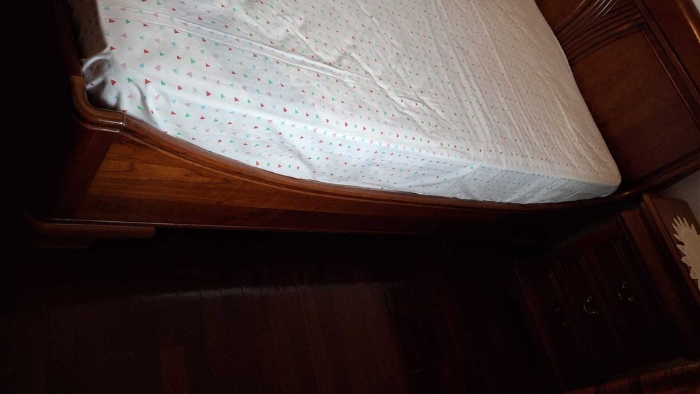 Quarto completo em madeira maciça