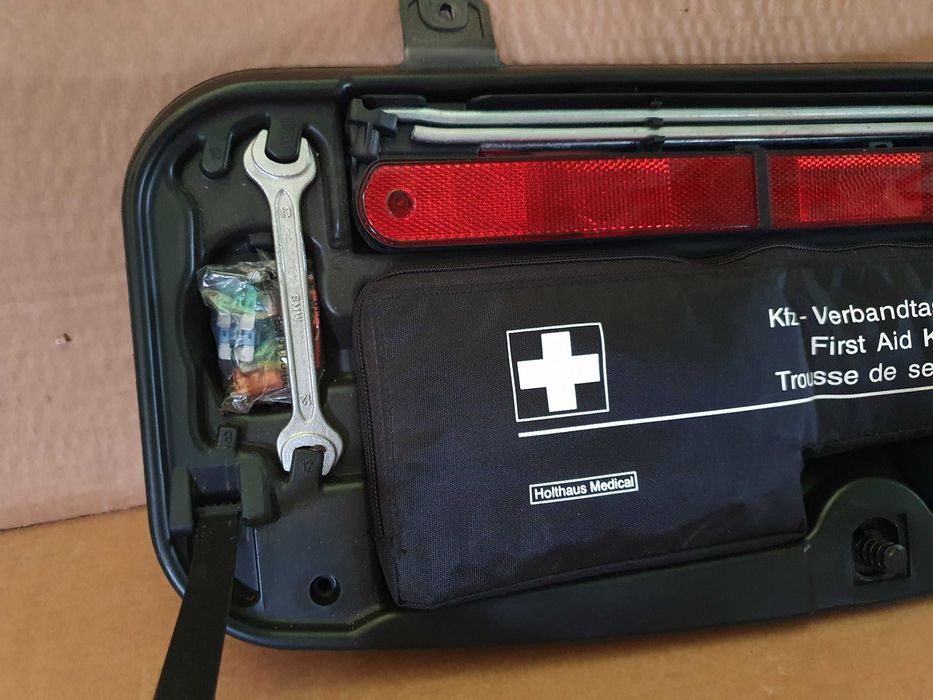 KIT  FERRAMENTA E TRIANGULO BMW E60 E61 520,525,530 ANO 2004 A 2009
