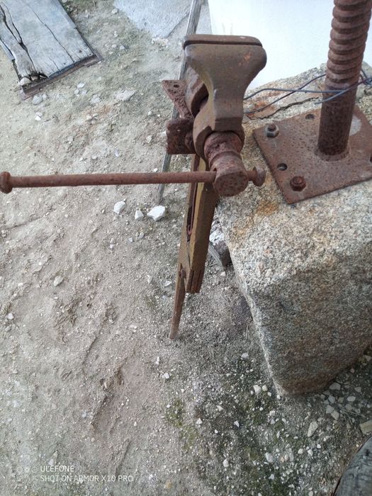 Torno antigo a trabalhar ou para restaurar