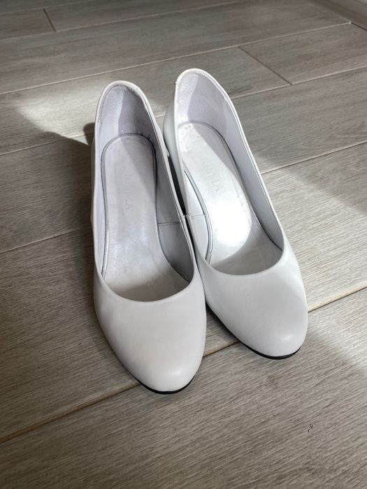 Білі шкіряні туфлі