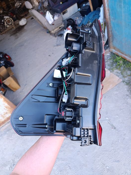 Фонарь задний правий Toyota Hilux 8 N120 2020-2025г 2 рестайлинг led. Новый. Дефект