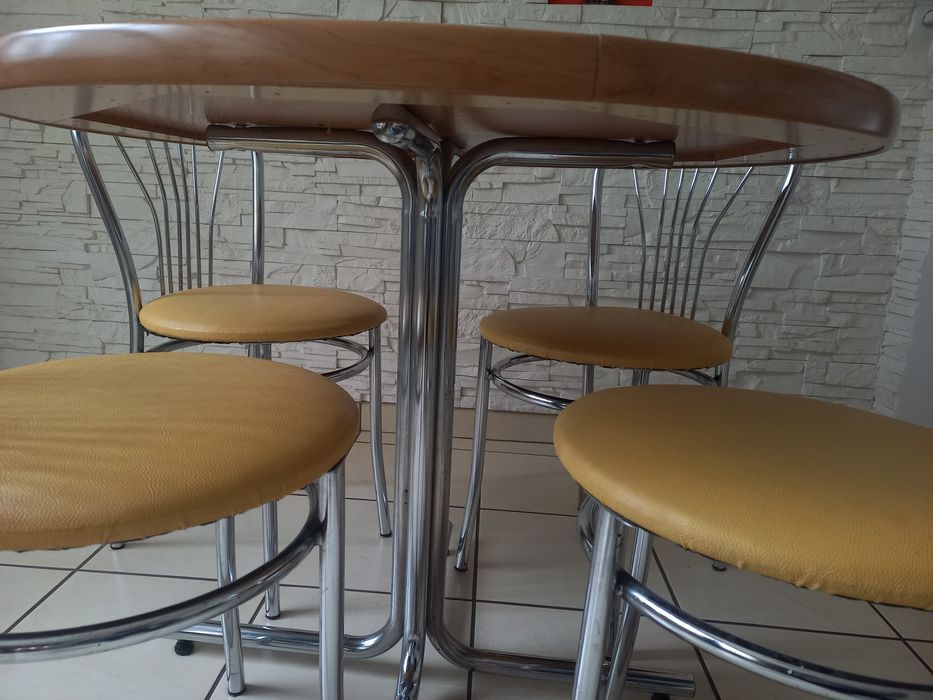 Stół okrągły z krzesłami.