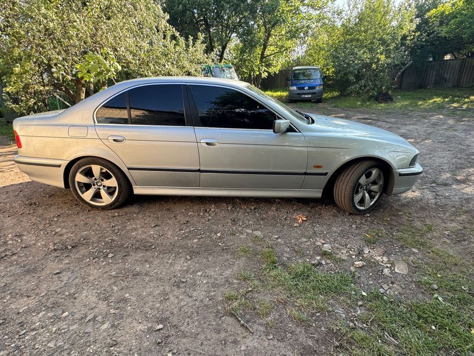 Продам BMW E39 520i