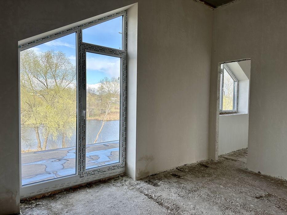 Будинок з терасою біля озера неподалік Бучанського парку