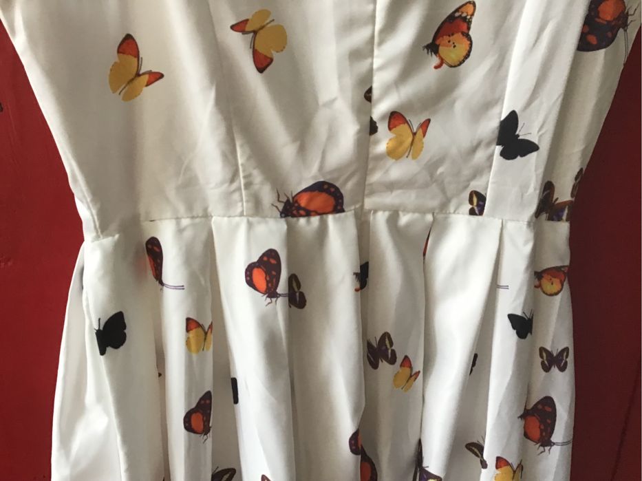 Vestido motivos floral  com borboletas. T M . Novo. Inspiração anos 50?