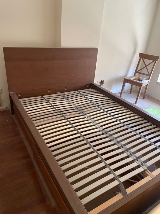 Cama de casal em Madeira Escura em muito bom estado