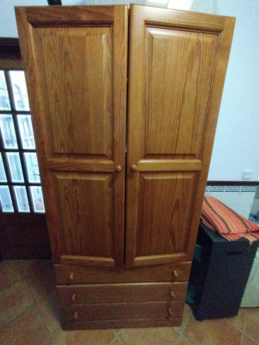 Roupeiro quarto com três gavetas