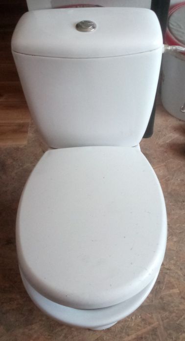 WC Cersanit  kompaktowy z deską samoopadajaca.