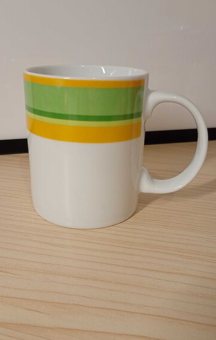 Stary kubek ceramiczny ,,Sinki" biały z pasem zielonym/żółtym/, 320 ml