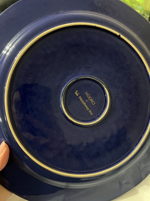 Порцелянова тарілка з елементами ручного розпису