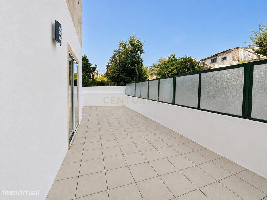 T3 como Novo com Grande Terraço  e Lugar de Estacionamento localização