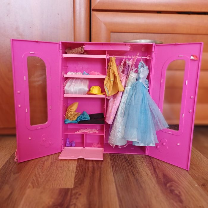 Kamper Barbie + mega zestaw lalek, szafa itd