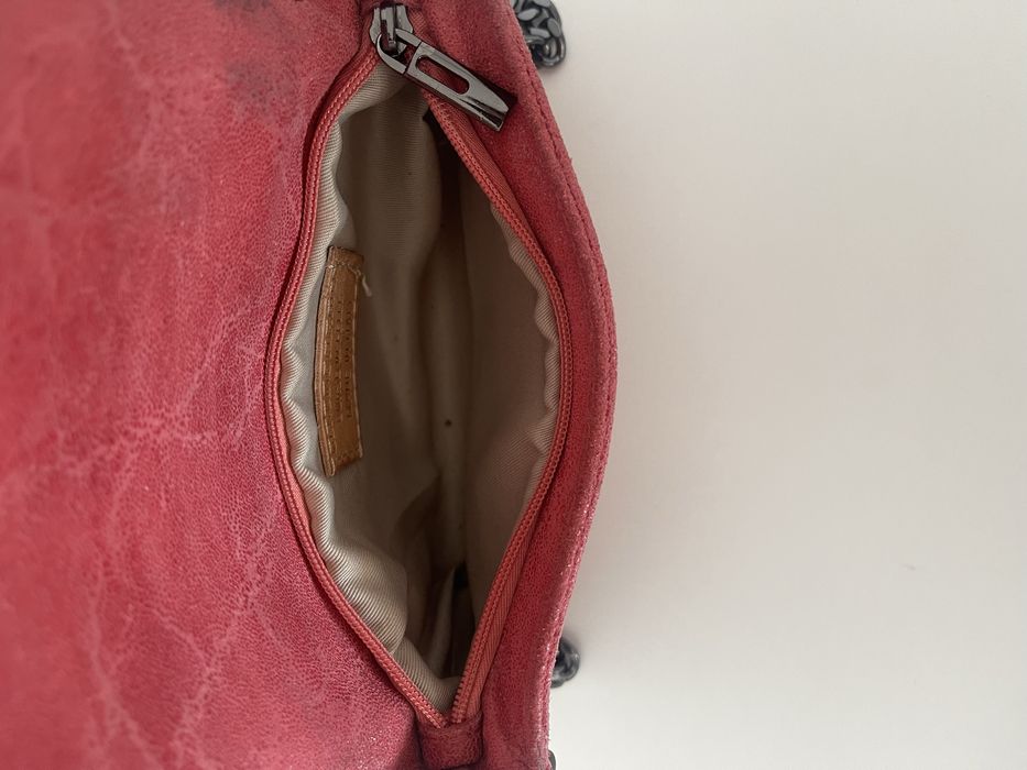 Mala de cor framboesa da marca portuguesa Dai