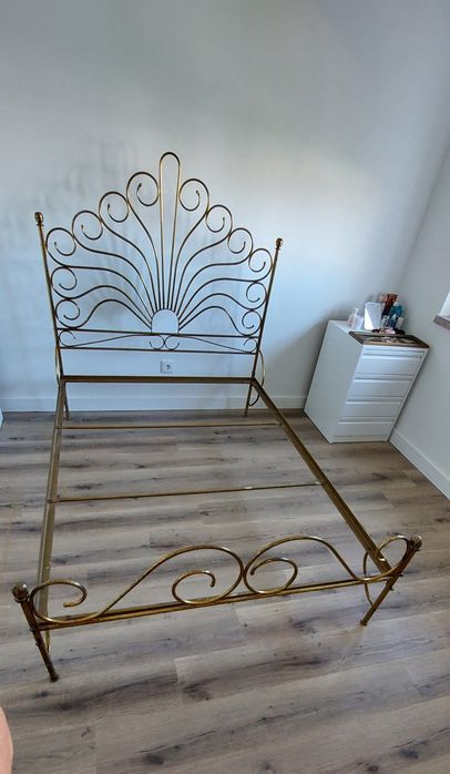 Linda cama de casal latão dourado