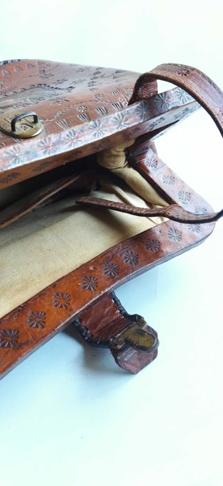 Mala de senhora em couro antigo