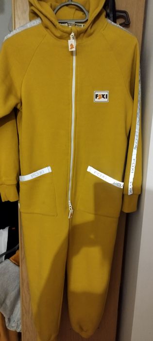 Ciepły kombinezon dla dziewczynki.