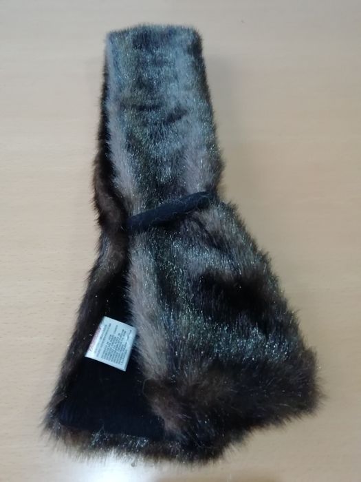 Estolas/golas em material sintético.