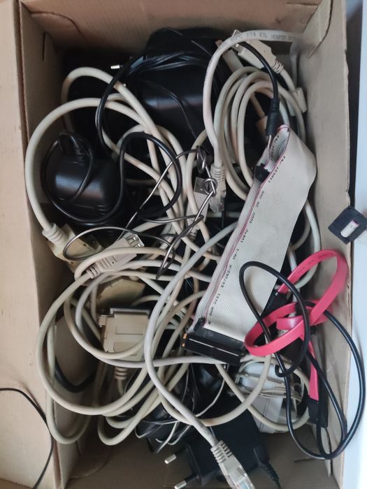 Кабелі, проводи, зарядки, модем...